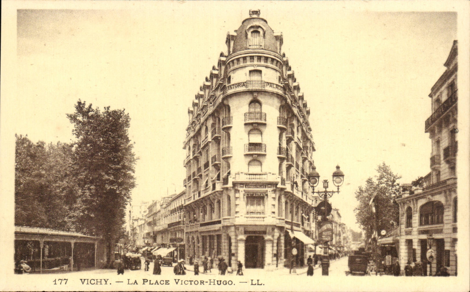 Vichy - La Place Victor Hugo - CPA 