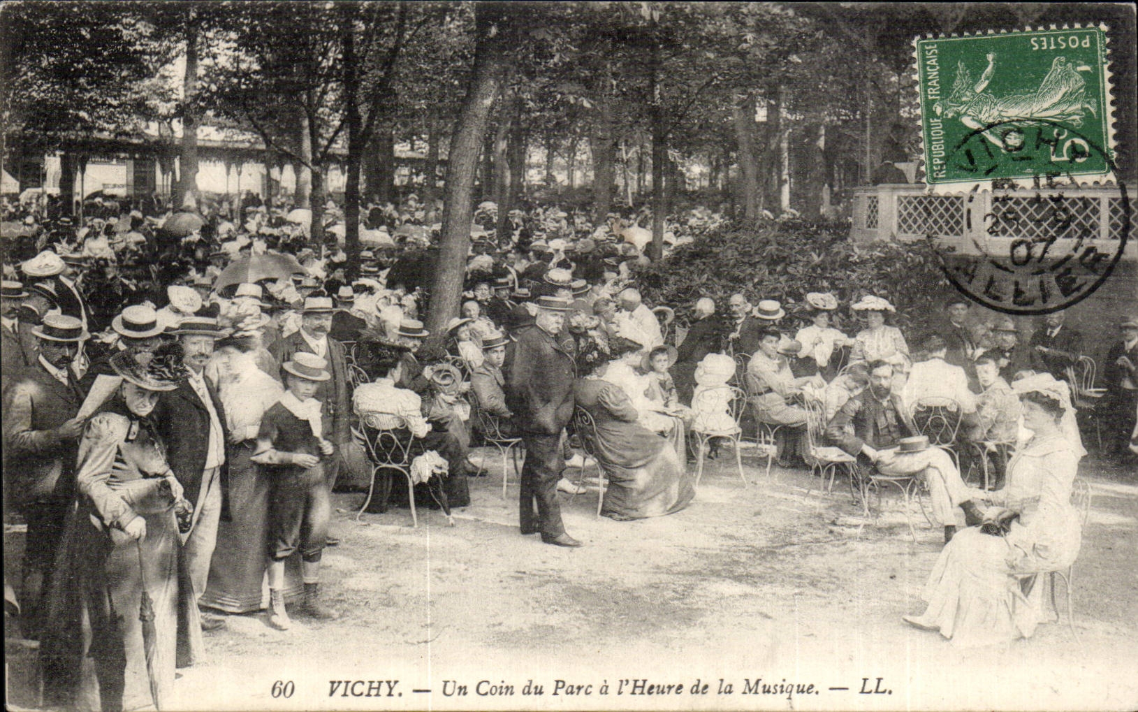 Vichy - Un Coin du Parc - L Heure de la Musique - CPA 