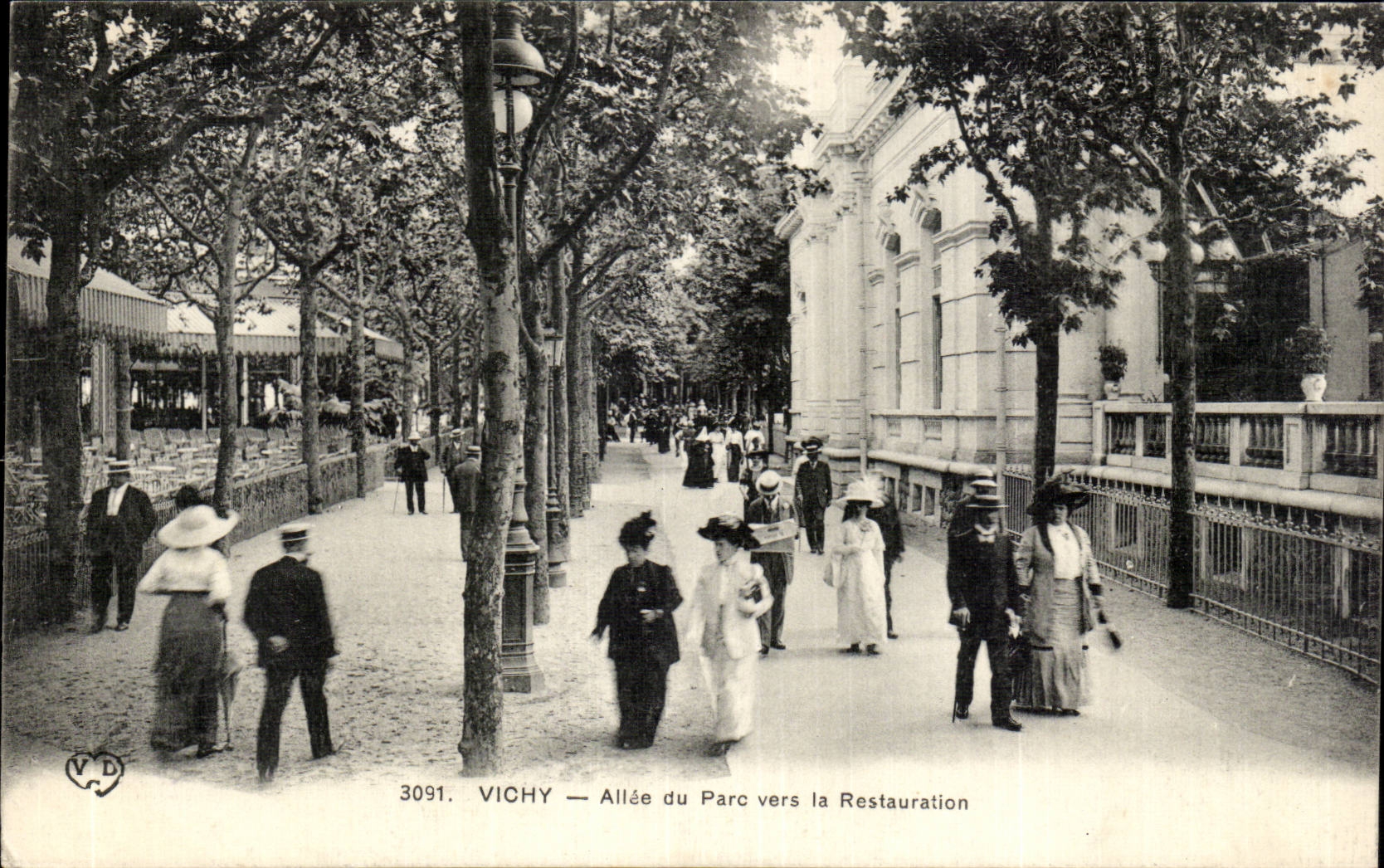 Vichy - Allee du Parc vers la Restauration - CPA 