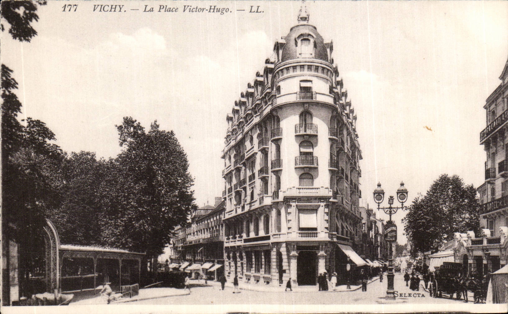 Vichy - La Place Victor Hugo - CPA 