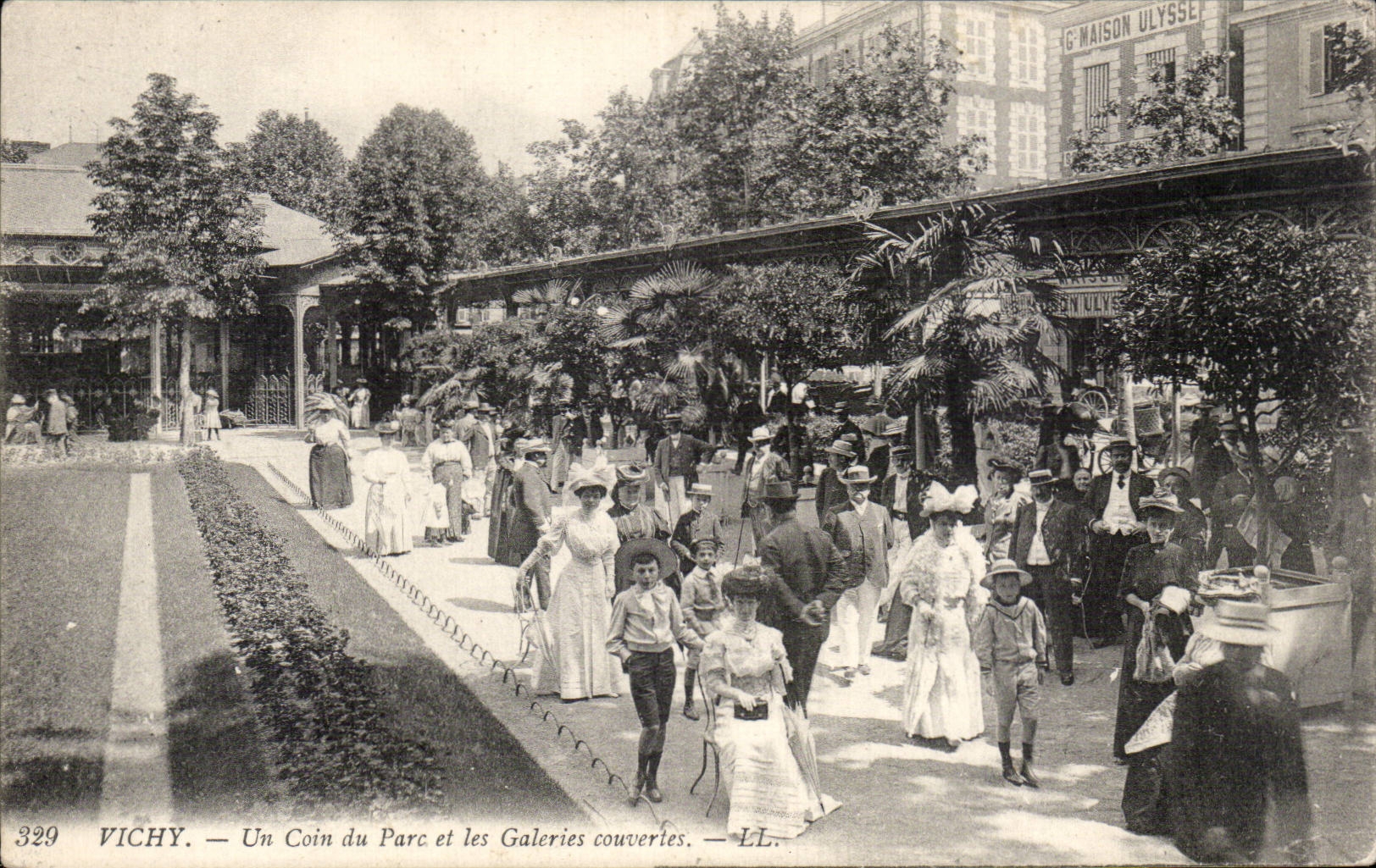 Vichy - Un Coin du Parc et les Galeries Couvertes - CPA 