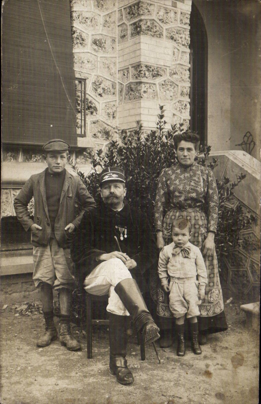 Real photo Militaria Soldier Officer in family