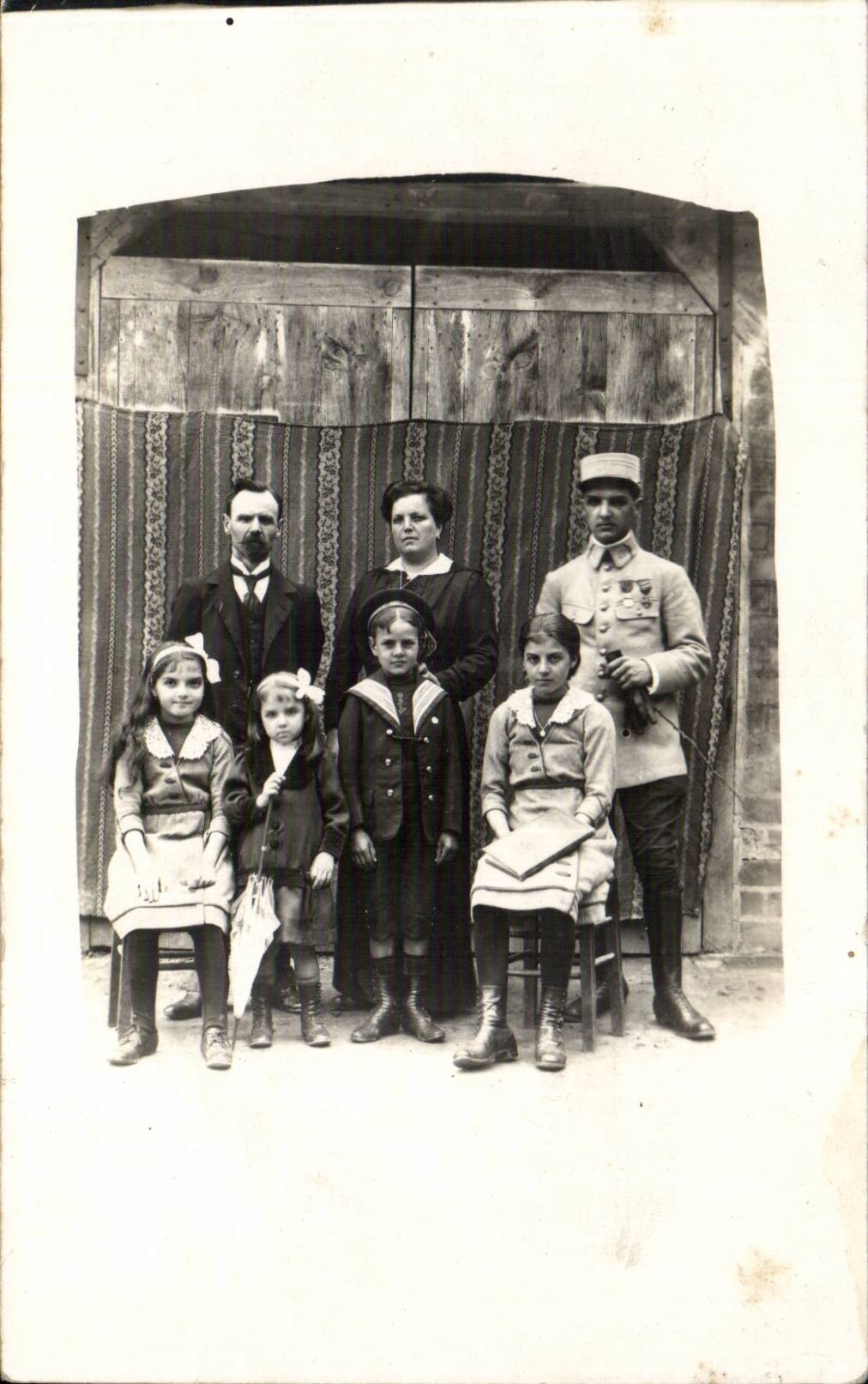 Real photo Militaria Soldier in family