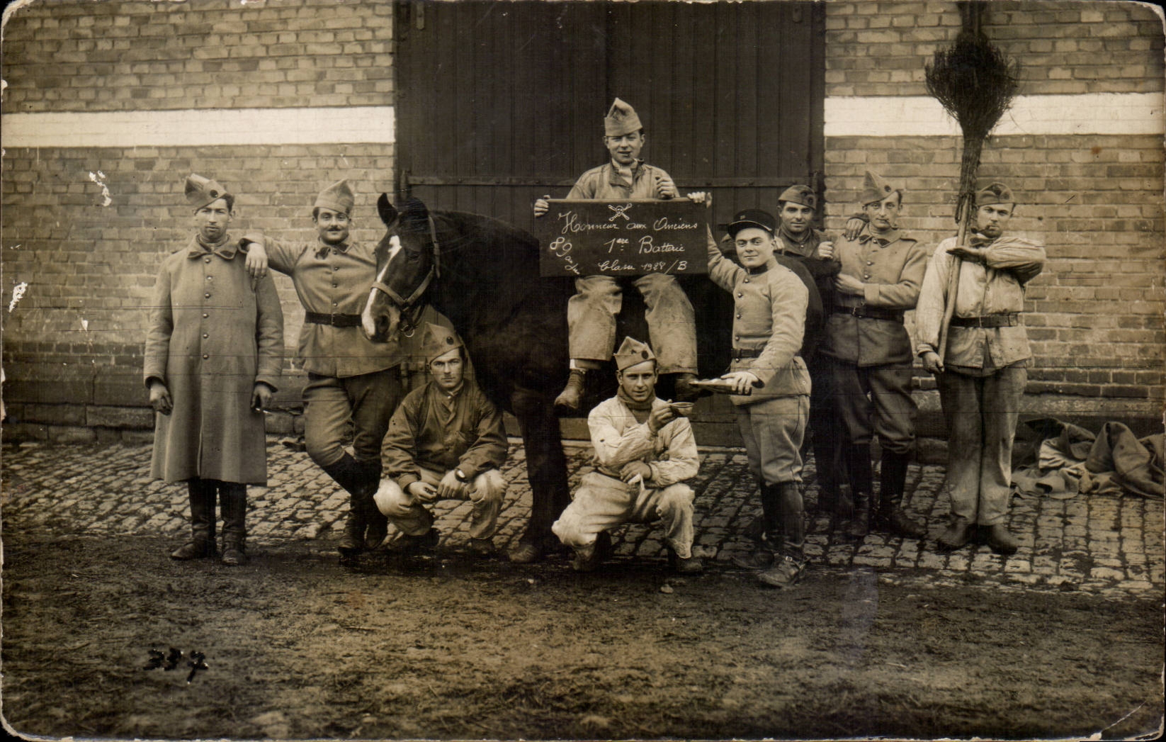 CARTE PHOTO Militaria Soldats Cheval Horse 1er batterie Classe 1928