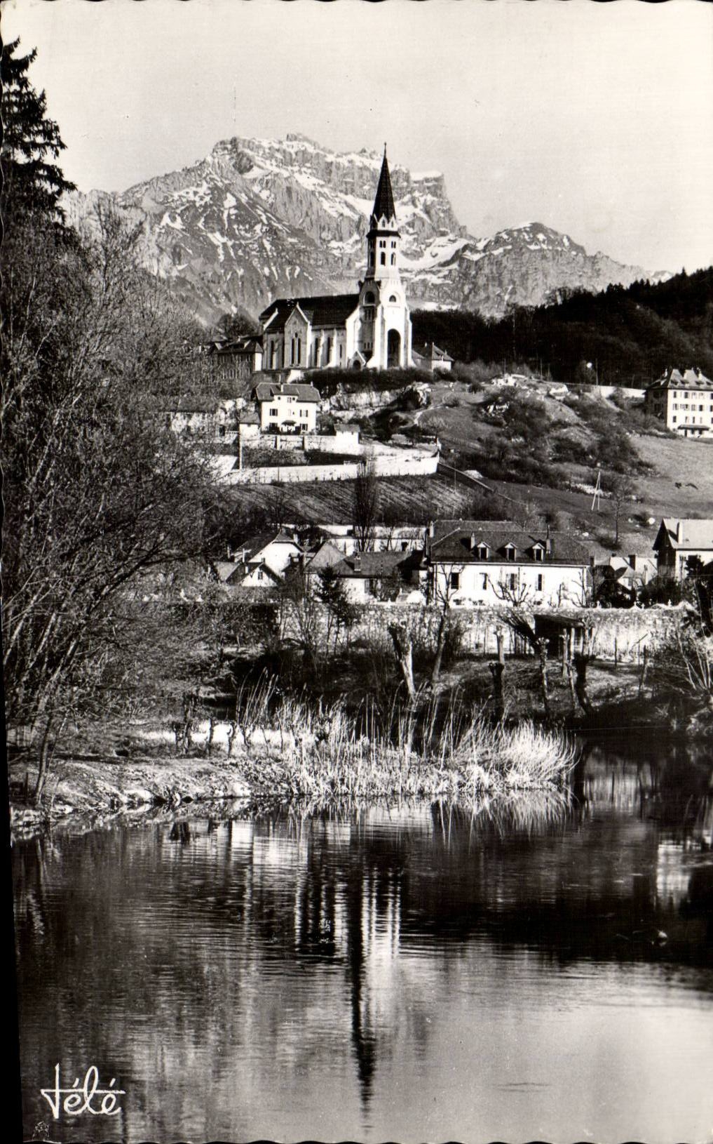 CPA Annecy Basilique et monastere de la Visitation et le massif de la Tournette