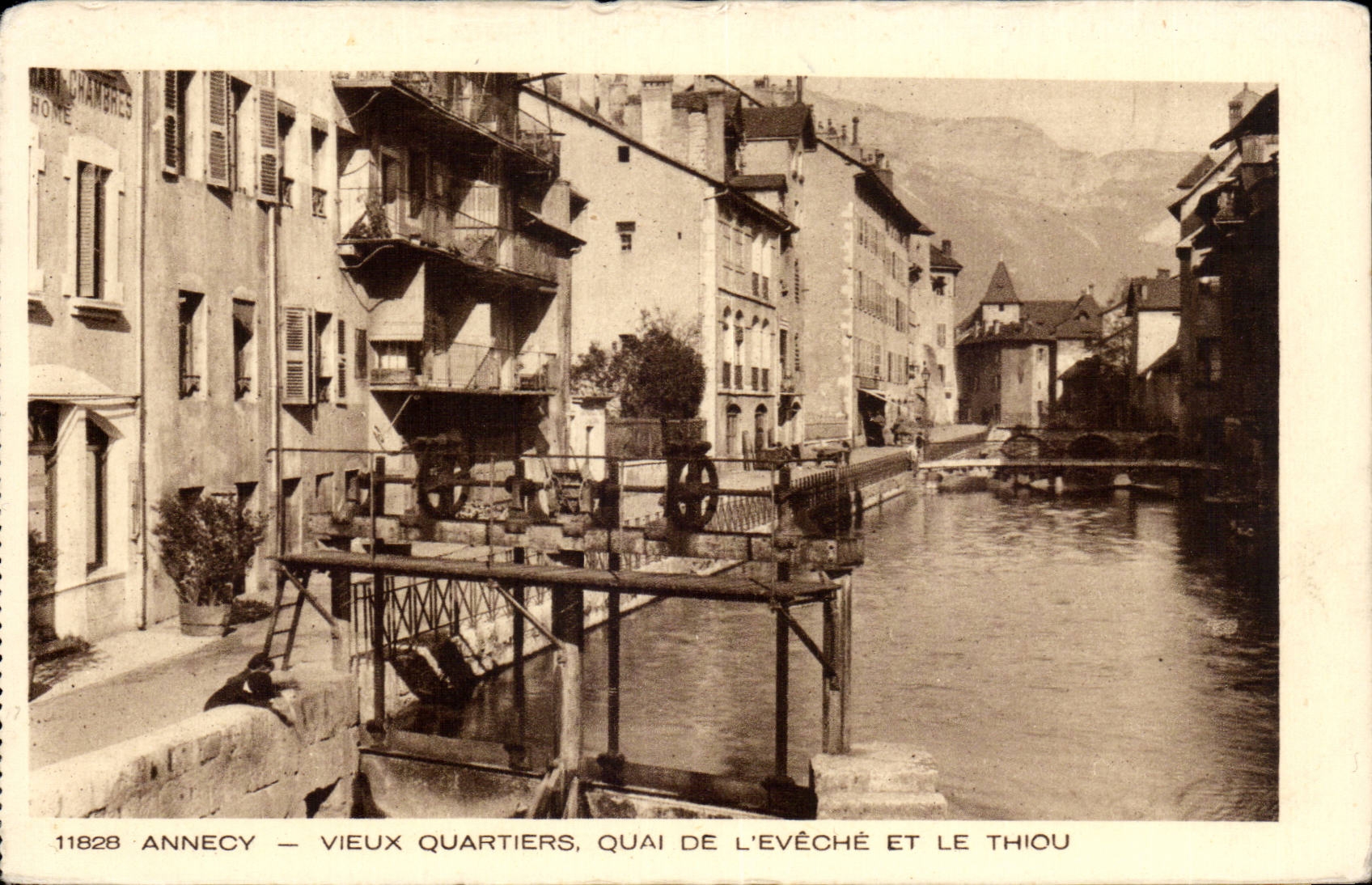 CPA Annecy Vieux quartiers Quai de l eveche et le Thiou