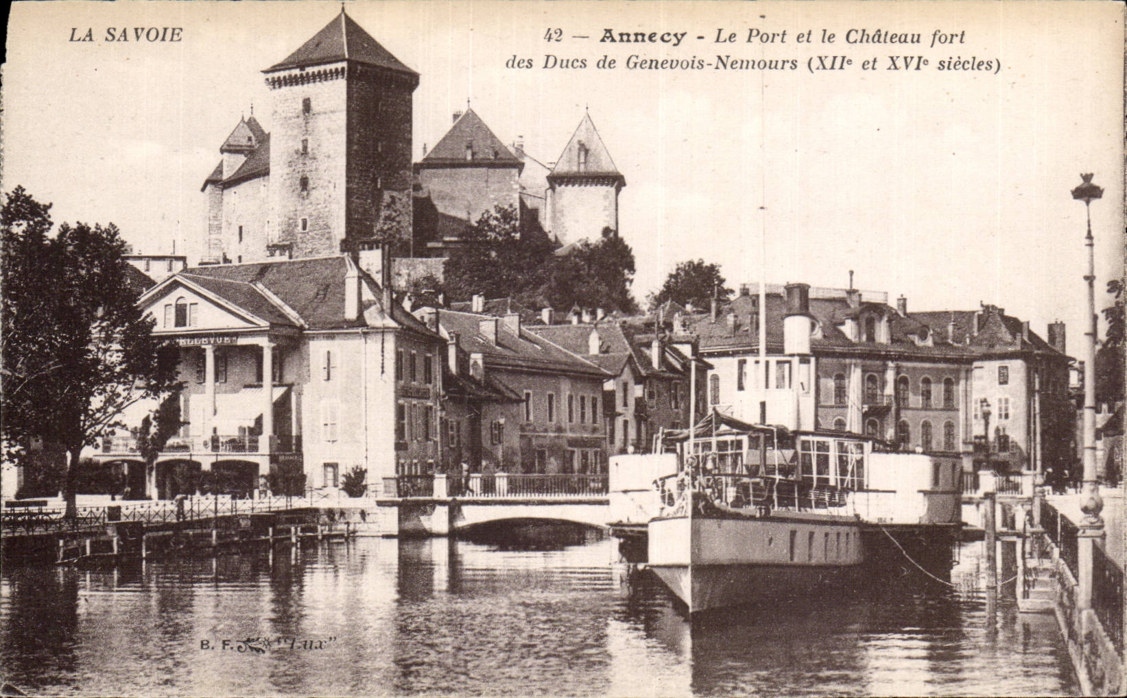 CPA Annecy le port et le chaetau fort des ducs de Genevois Nemours