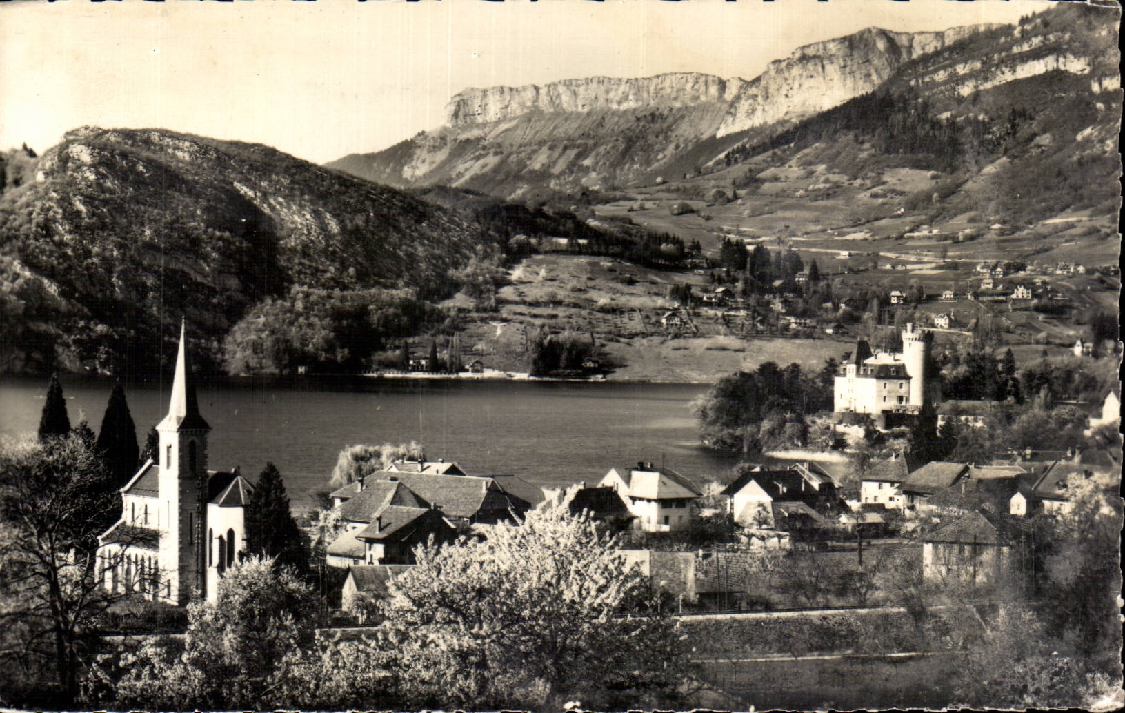 Lago Annecy de CPA la aldea inutil de Duingt con en el Parmelan inferior