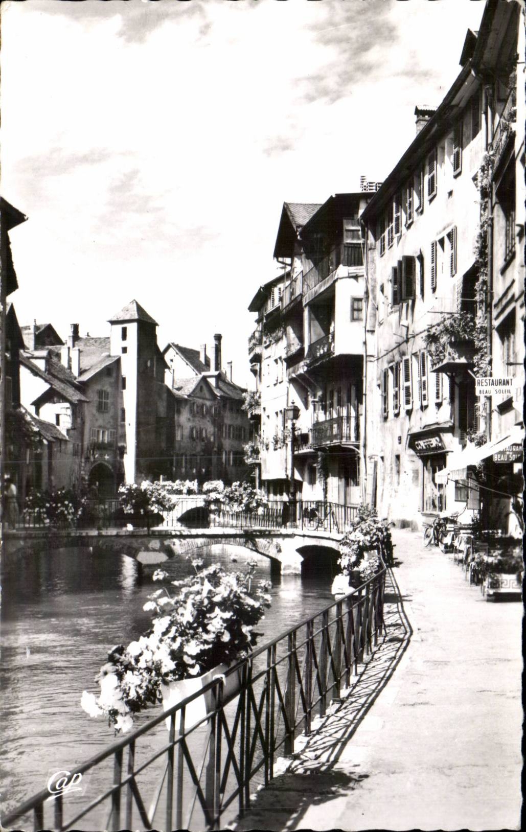 CPSM Annecy Les quais du Thiou