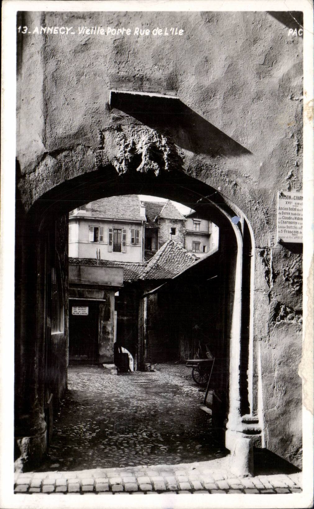CPSM Annecy Vieille porte rue de l ile