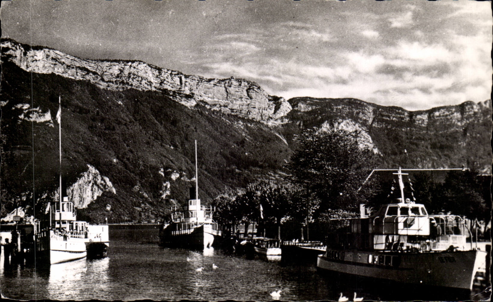 CPSM Annecy Le port et le Mont Veyrier