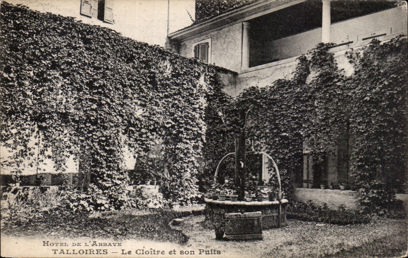 Lac d Annecy - Talloires - Hotel de l Abbaye Le cloitre et son puits - CPA