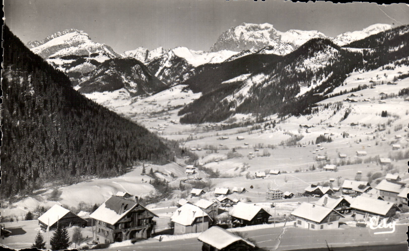 CPSM Chatel Panorama sur la station et sur la vallee dominees par le Mont Chauffe et les Cornettes de Bise