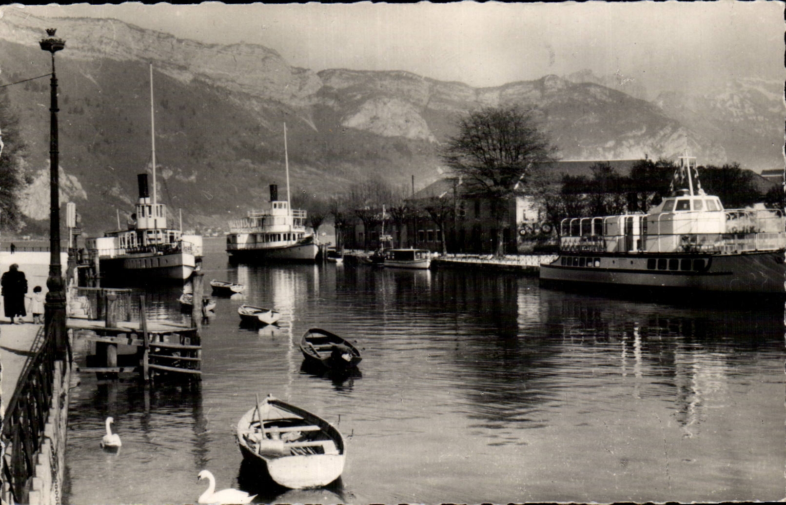 CPSM Annecy Le port et le Mont Baron 