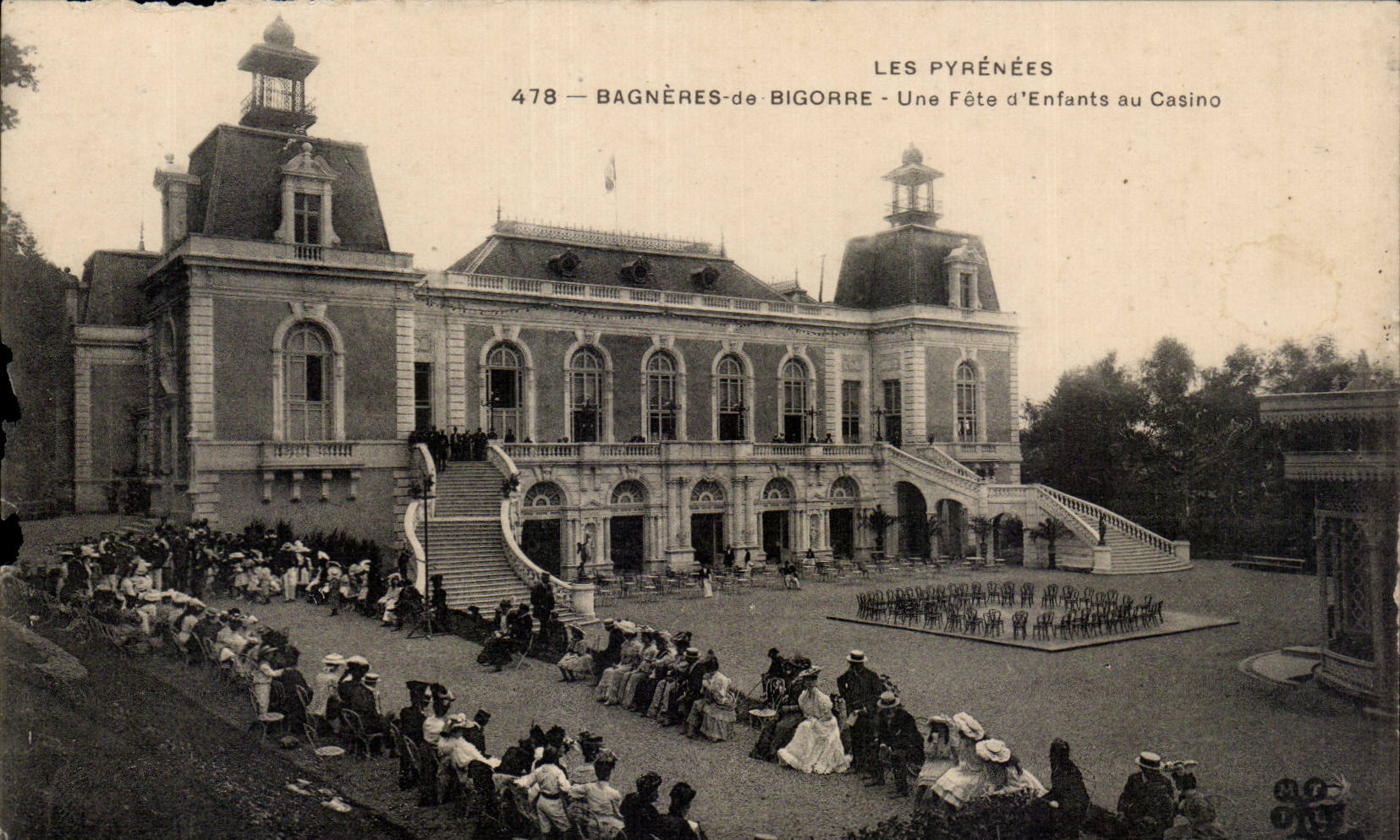 CPA Bagneres de Bigorre a festival children with the casino