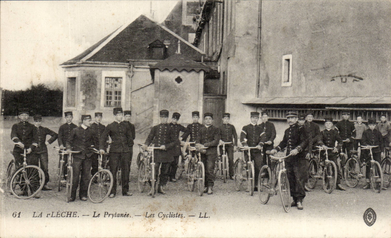CPA La Fleche Le Prytanee Les cyclistes Velo Cycle Cycling