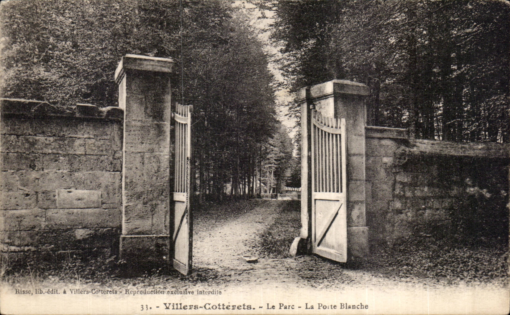 CPA Villers Cotterets the park the white door