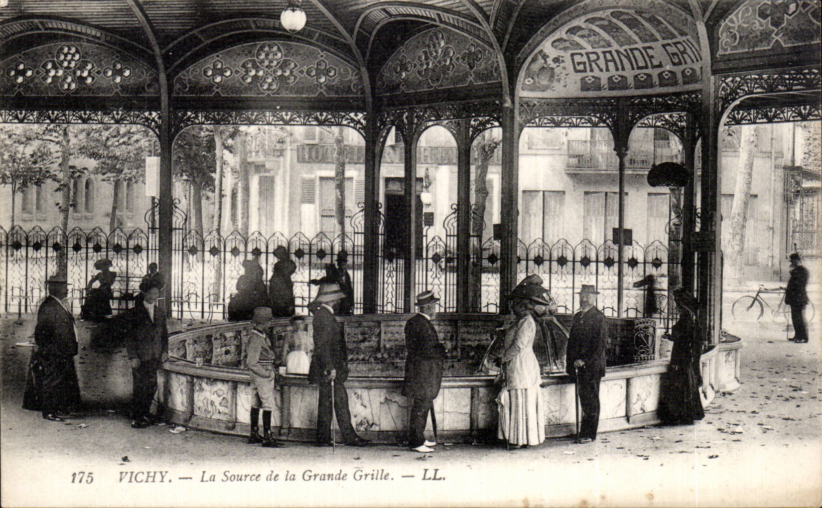 CPA Vichy La source de la grande grille