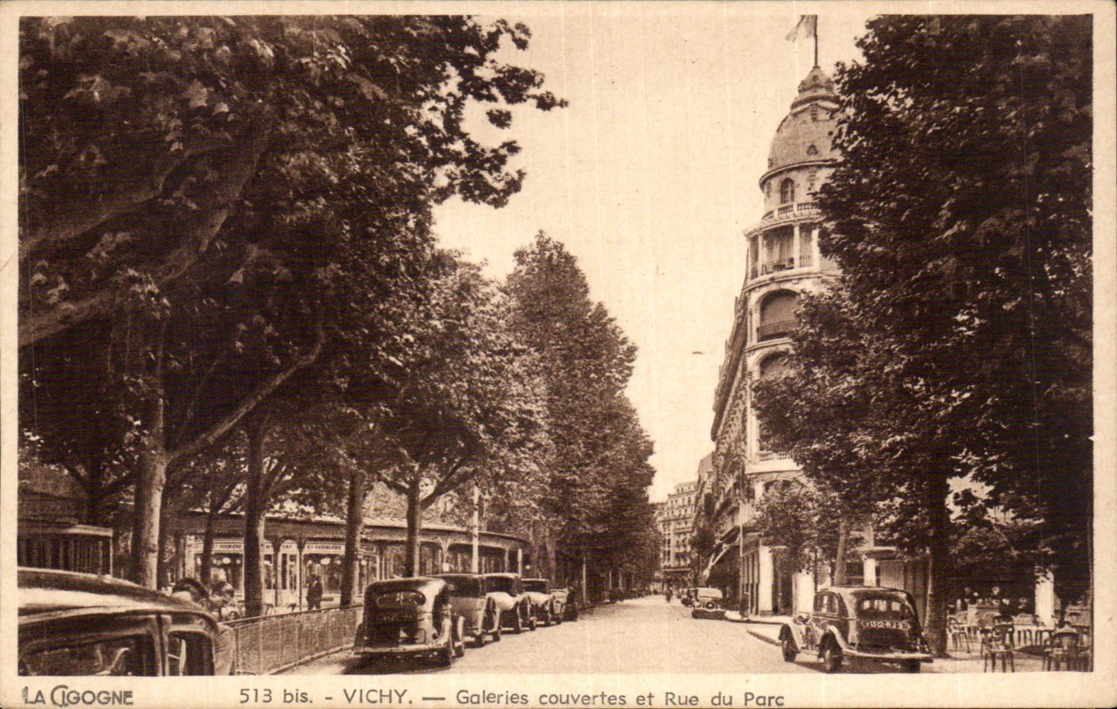 CPA Vichy Galeries couvertes et rue du parc