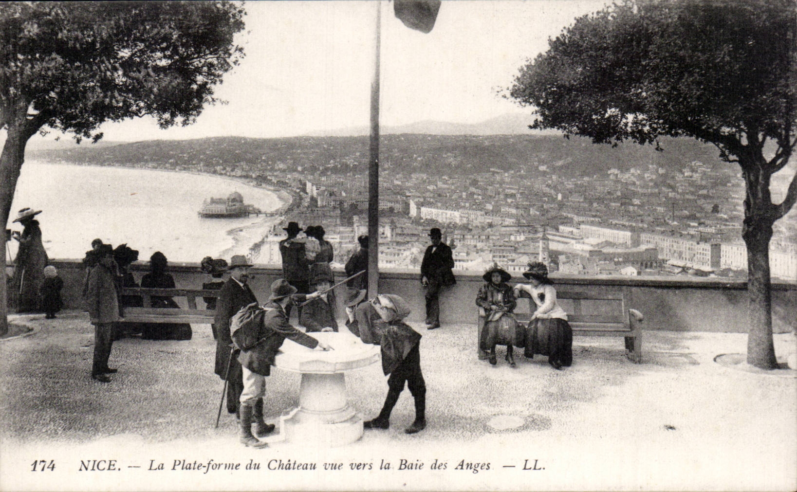 CPA Niza la plataforma del castillo visto hacia la bahia de los Angeles