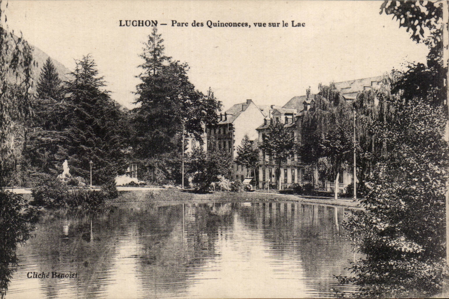CPA Luchon Park of the Quincunxes seen on the lake