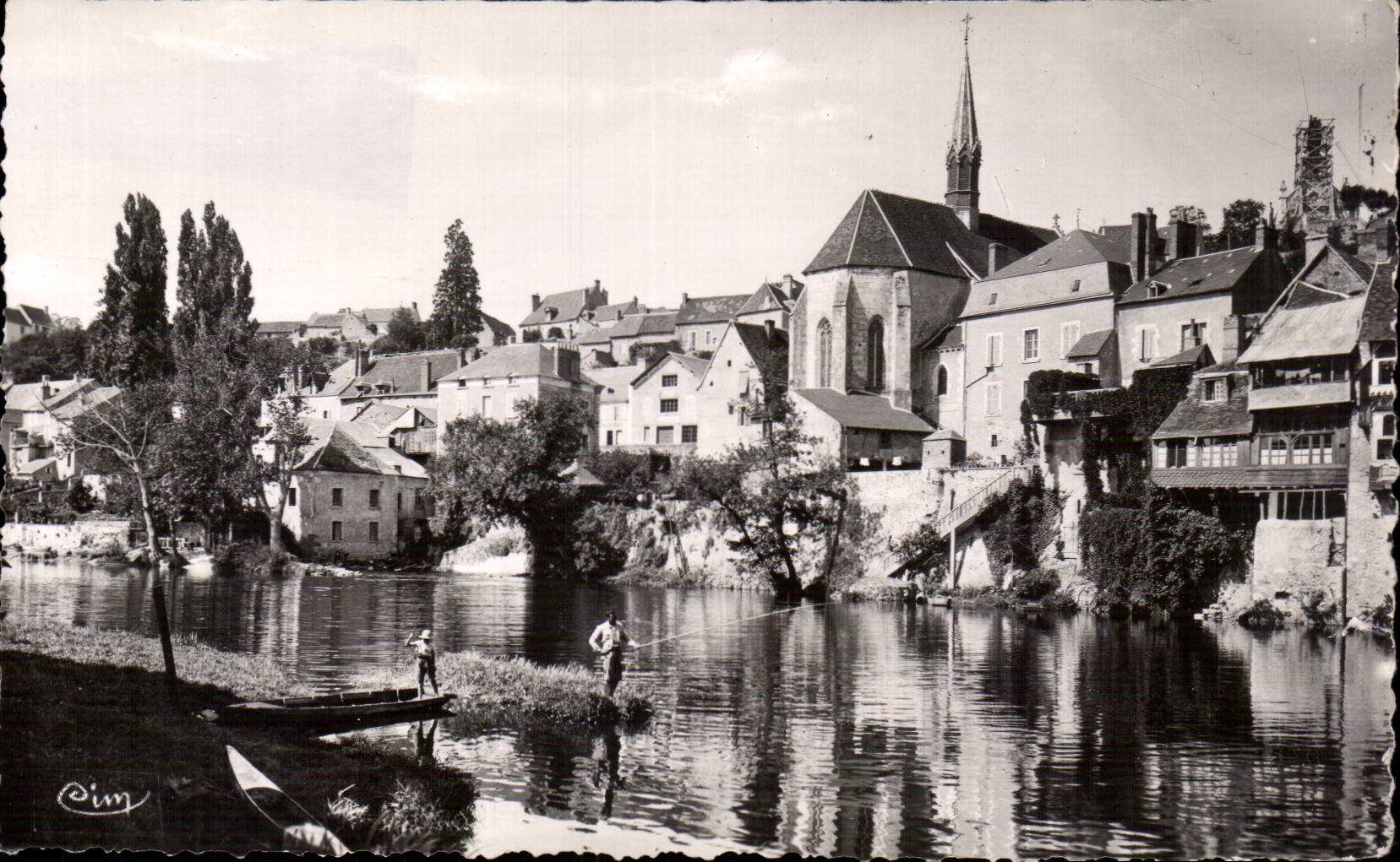 CPA Argenton sur Creuse L eglise St Benoit et les bords de la Creuse