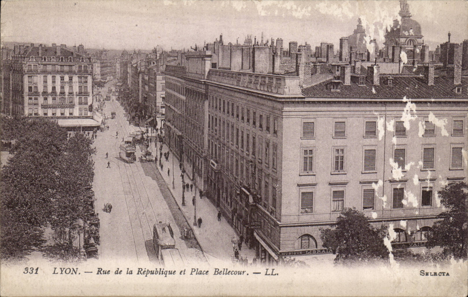 CPA Lyon Street of the Republic and Bellecour place