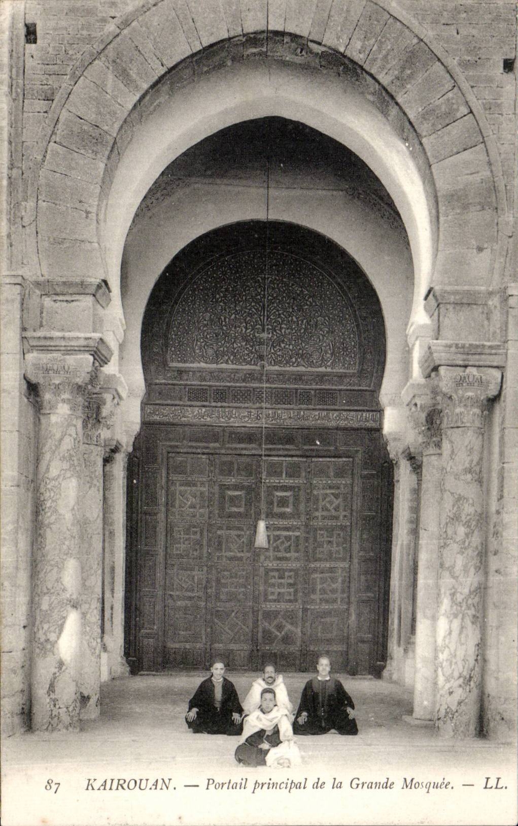 Puerta principal de CPA Tunez Kairouan de la mezquita grande