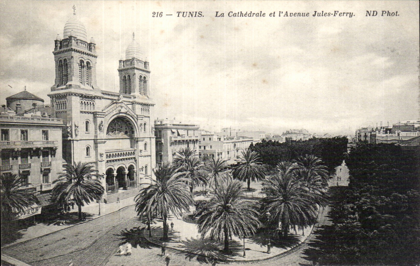 CPA Tunisie La cathedrale et l avenue Jules Ferry 