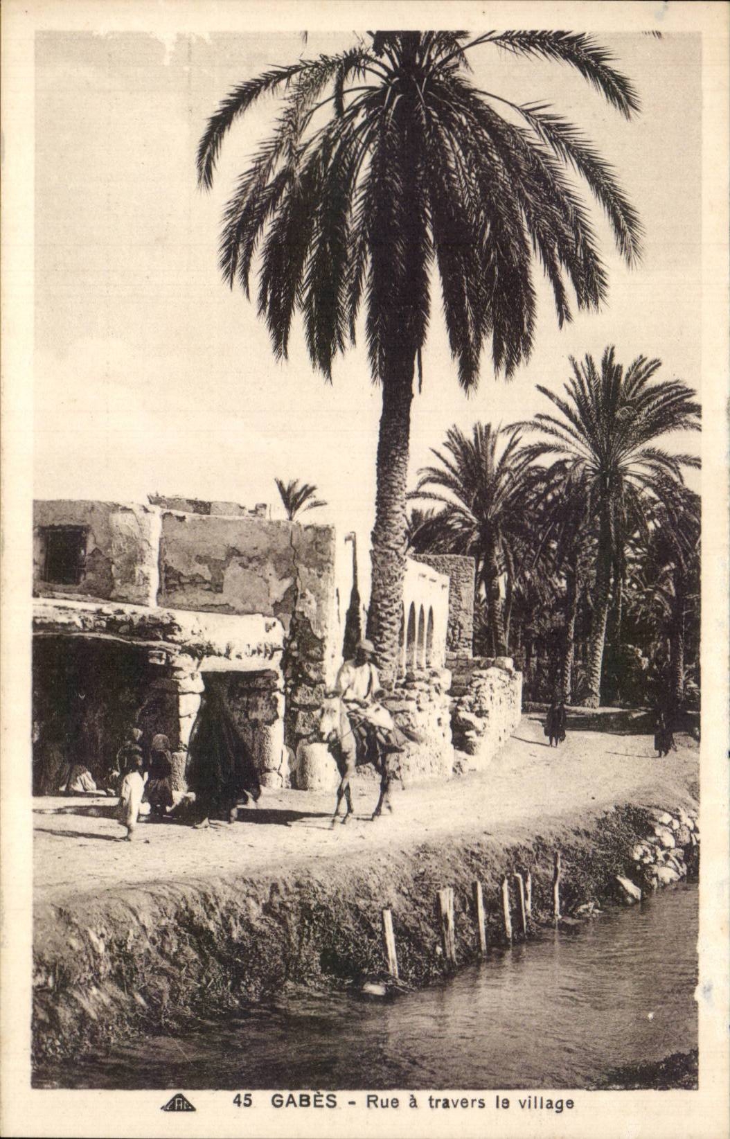 CPA Tunisie Gabes Rue a travers le village