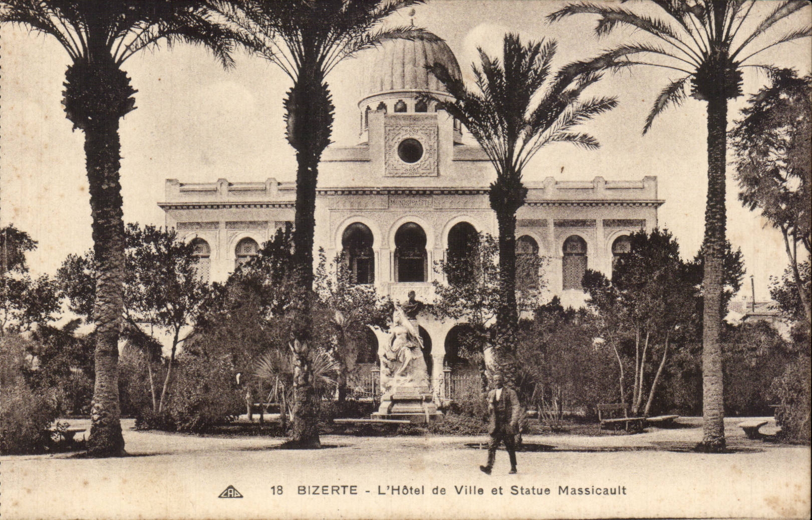 CPA Tunisie Bizerte L hotel de ville et statue Massicault