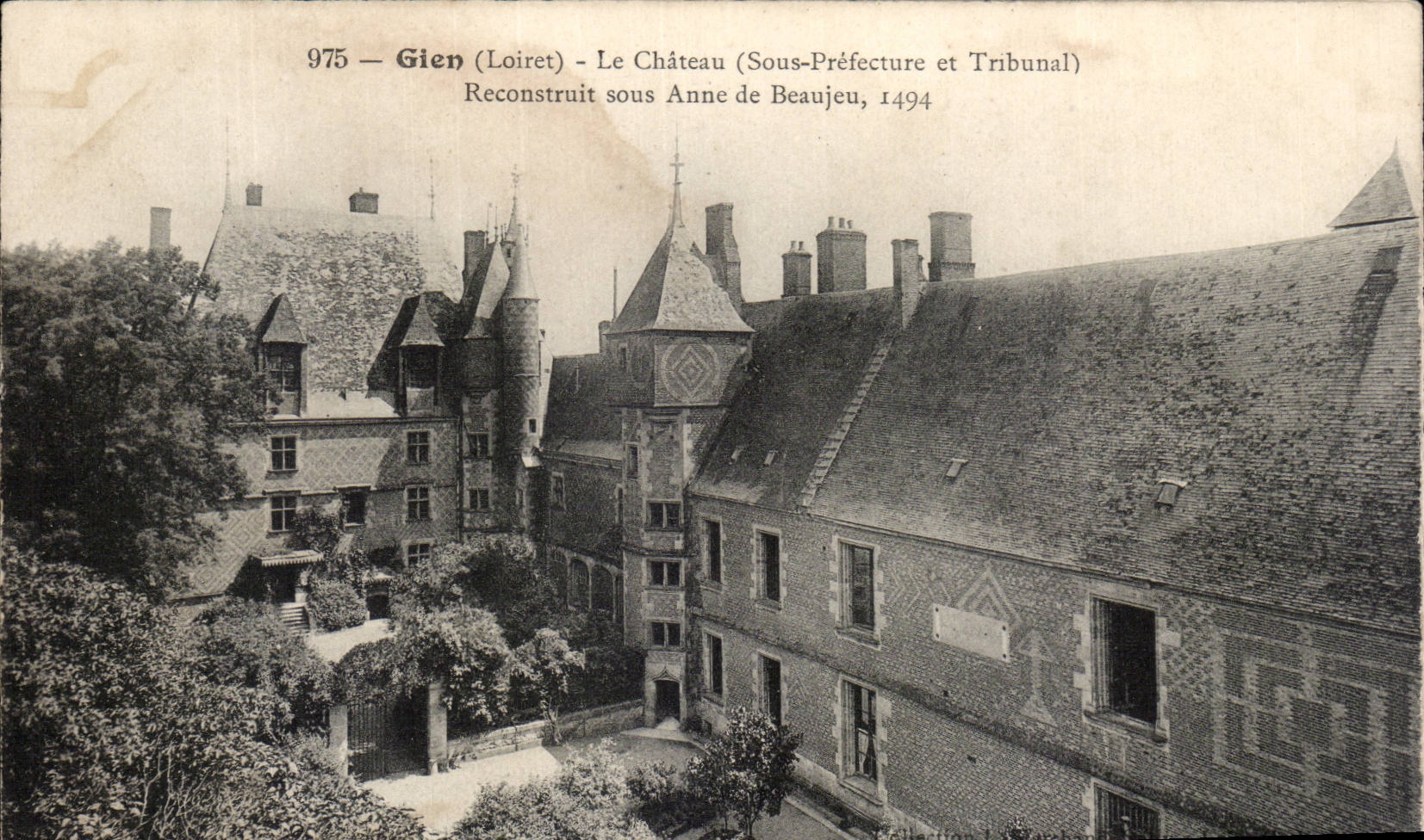CPA Gien the castle (under prefecture and court) Rebuilt under Anne de Beaujeu 1494