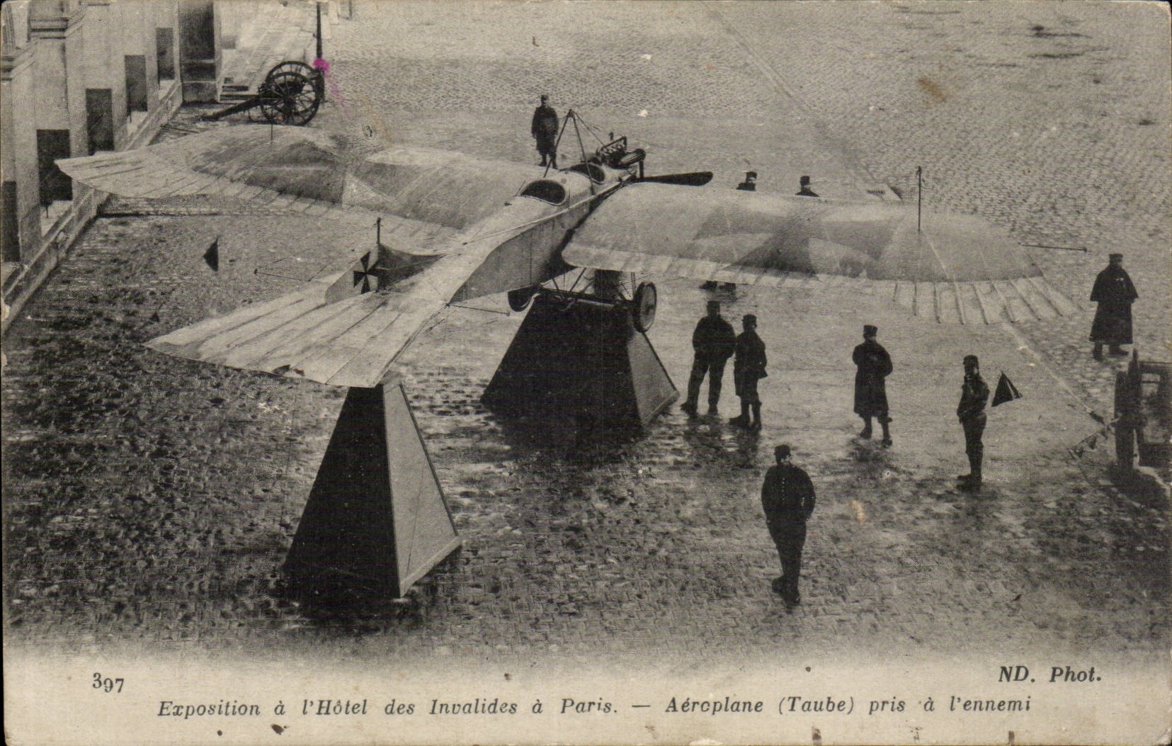 Paris - 7 - Les Invalides - Exposition - Aeroplane prise (Taube) a l ennemi - airplane - CPA