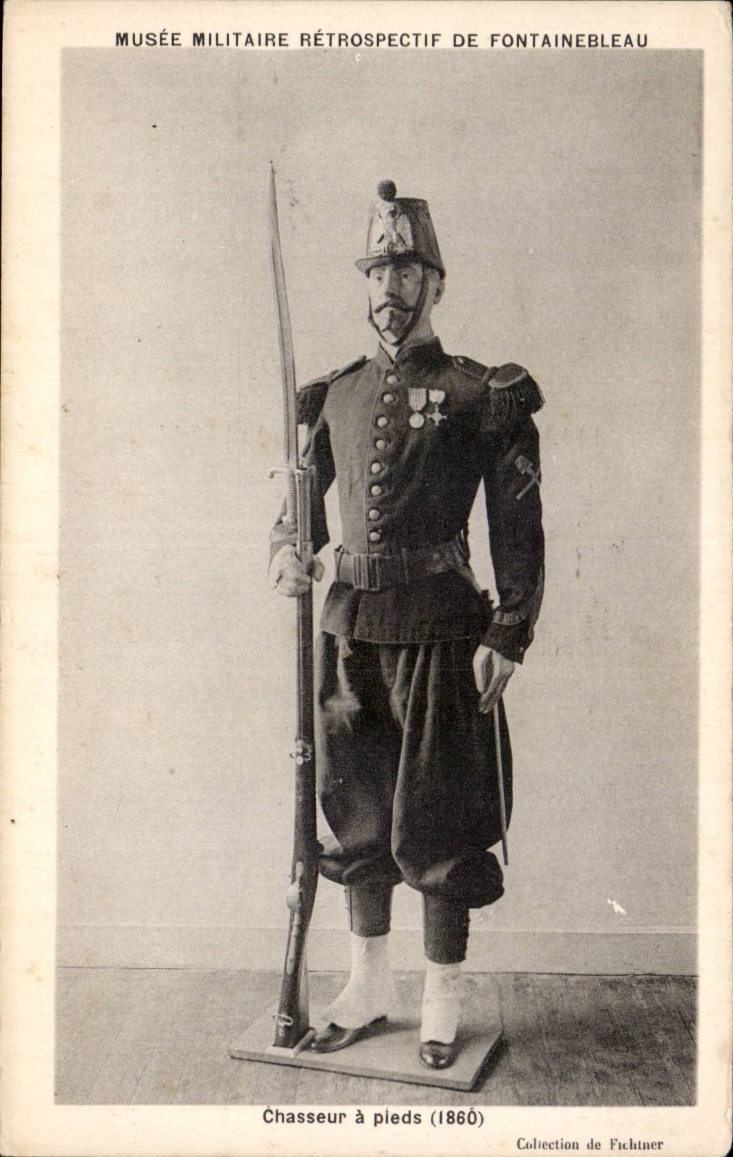 CPA Musee militaire de Fontainebleau Chasseur a pieds (1860) Uniforme Militaria 