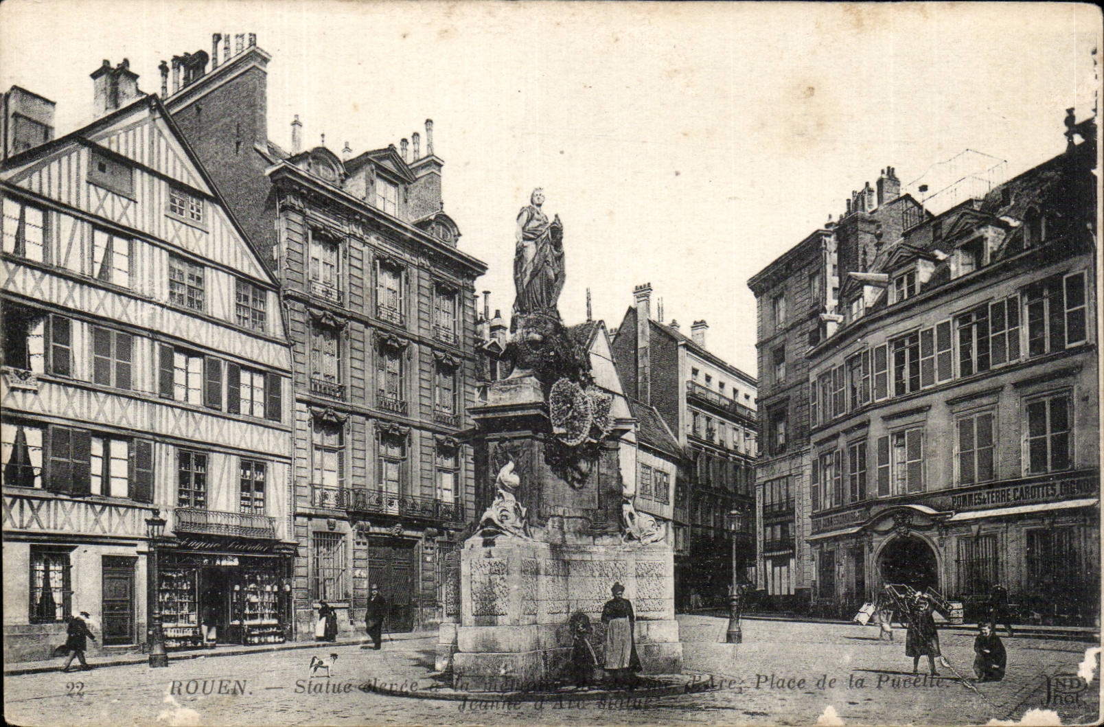 CPA Rouen Statue