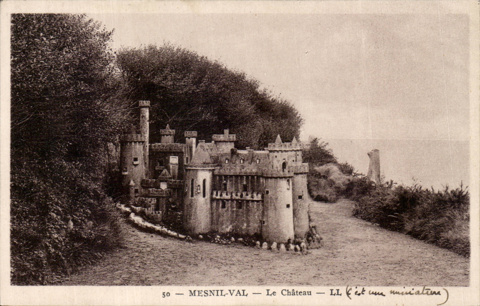 CPA Mesnil Valley the castle