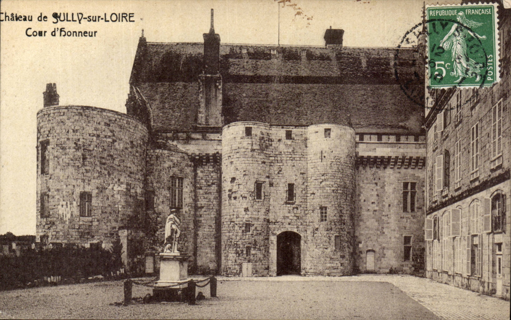 Castle of Sully on the Loire - Court honor - CPA