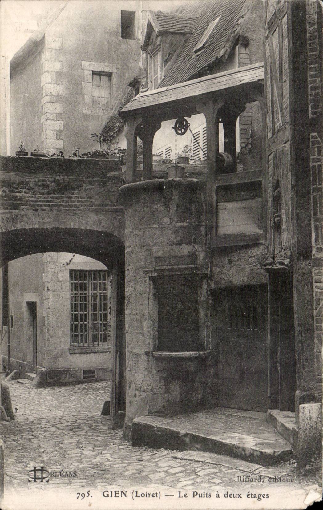 Gien - Puist has two stages - CPA