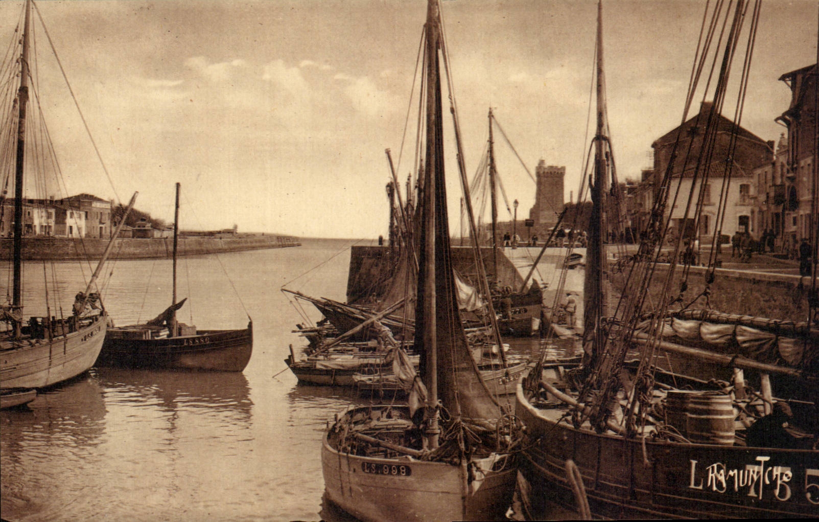 Sands Olonne - the Channel of Thatch and the Tower Arundel - CPA