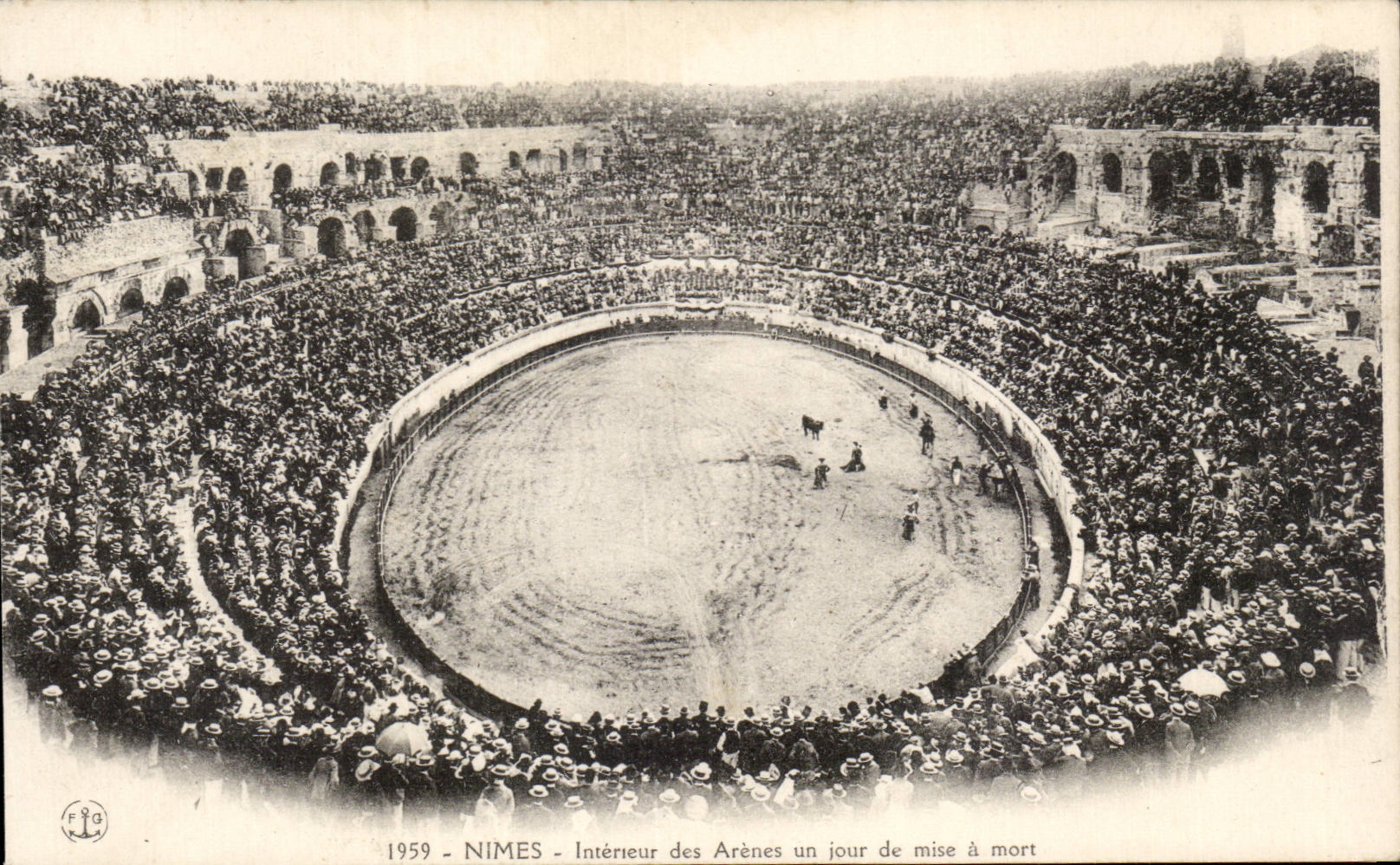 Nimes - Des Arenes - Un jour de mise a mort Corrida - CPA