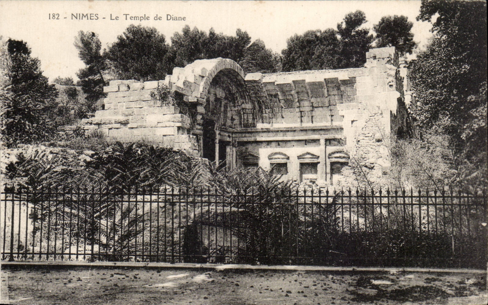 Nimes - Le Temple de Diane - CPA