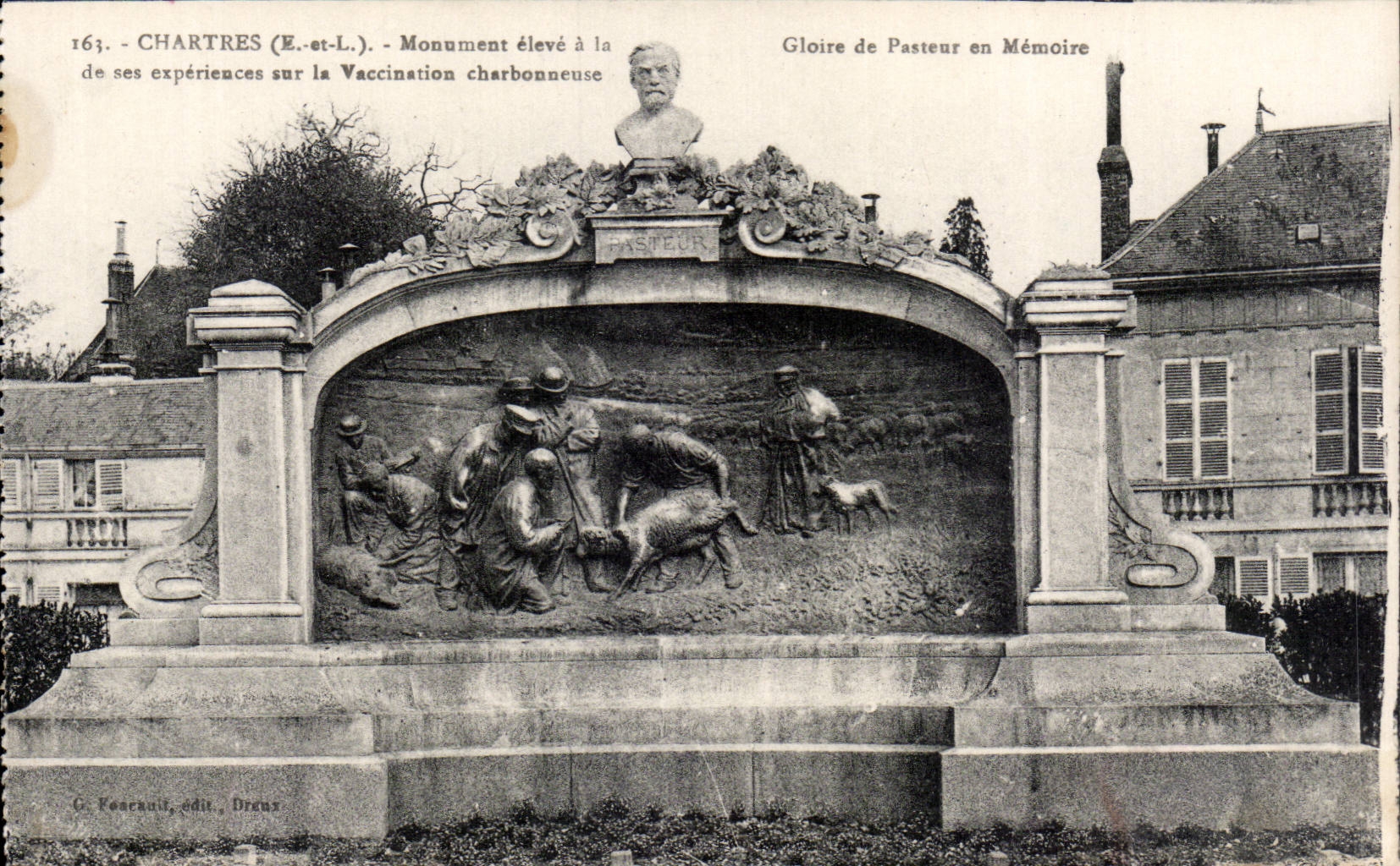 CPA Chartres Monument eleve a la memoire de Pasteur