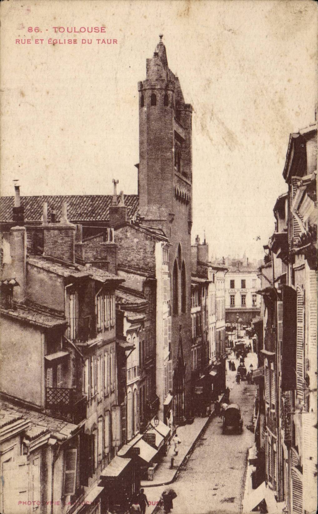Calle de CPA Toulouse e iglesia de Taur