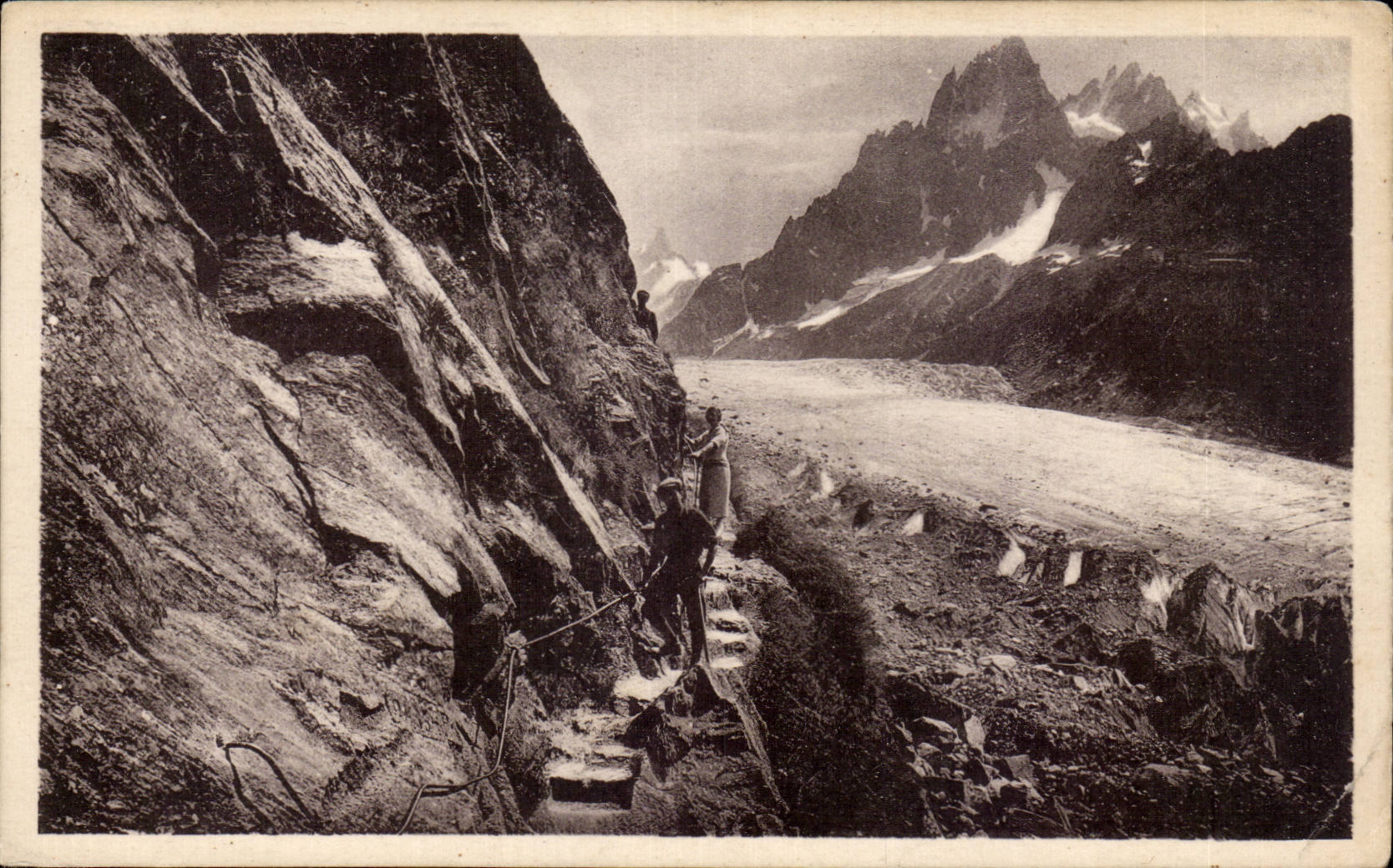 Chamonix - Le Mont Blanc - Mer de Glace - Le Mauvais Pas - CPA 