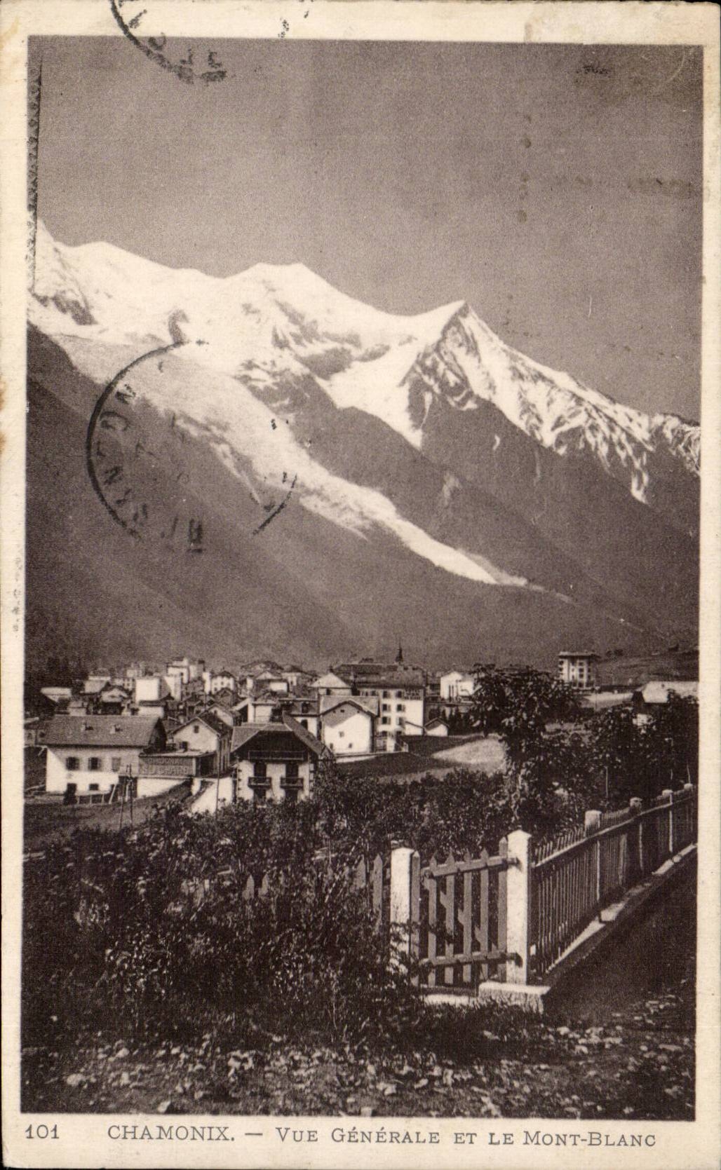 Chamonix - Vue Generale et le Mont Blanc - CPA 