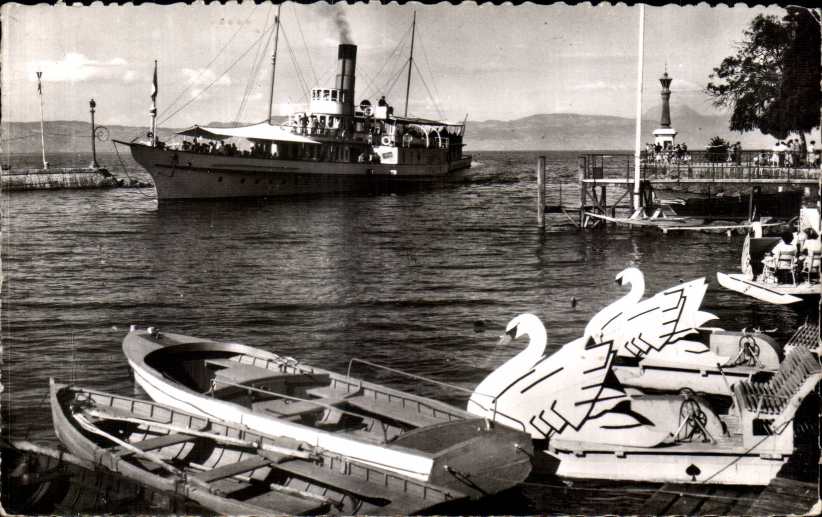 Evian les Bains - the Port - Passage a large boat - CPA