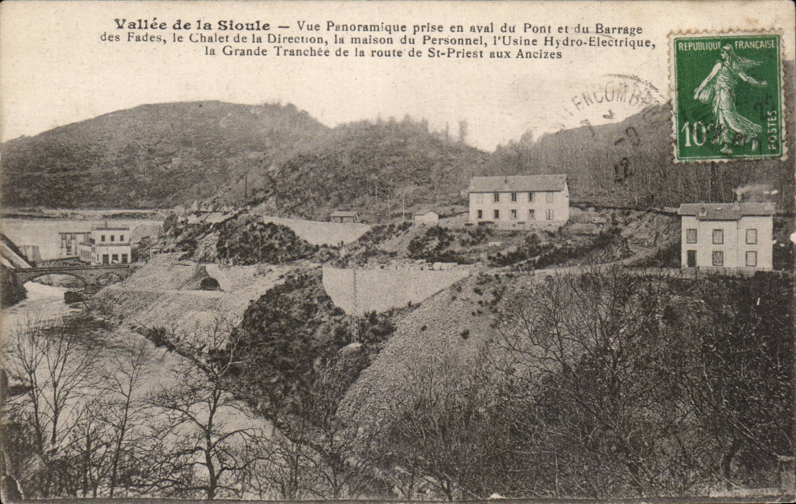 CPA Vallee de la Sioule Vue panoramique prise en aval du pont et du barrage des FAdes le chalet de la direction