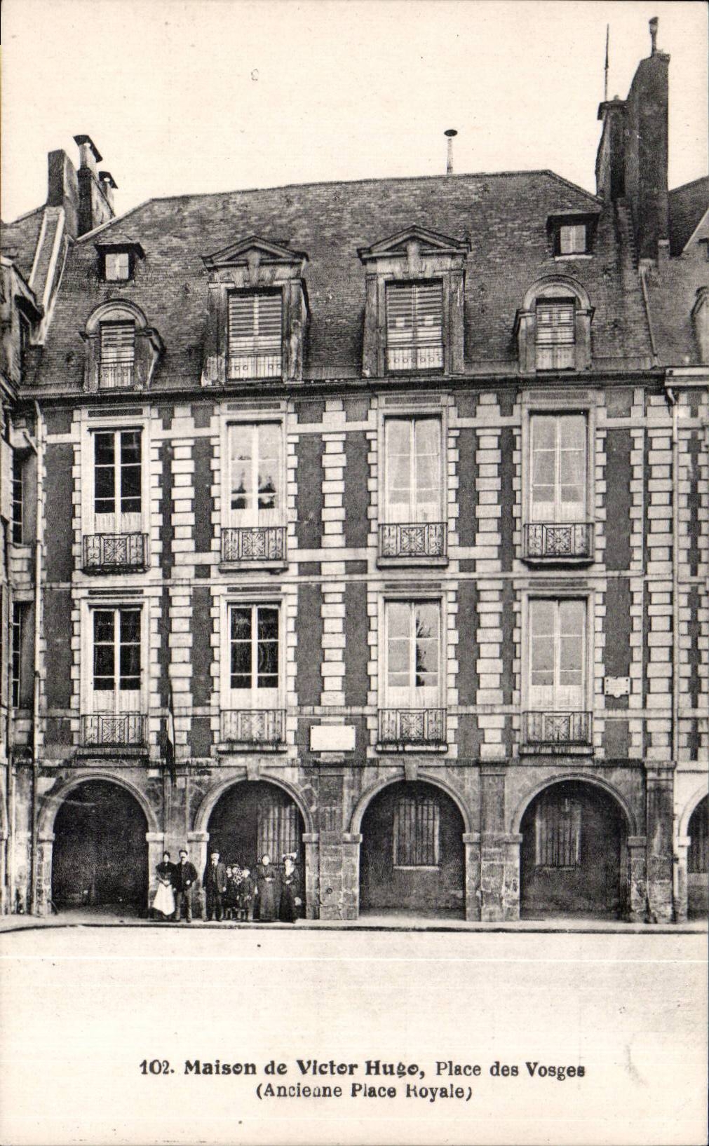 CPA Paris Maison of Victor Hugo Places from the Vosges Ancienne royal place