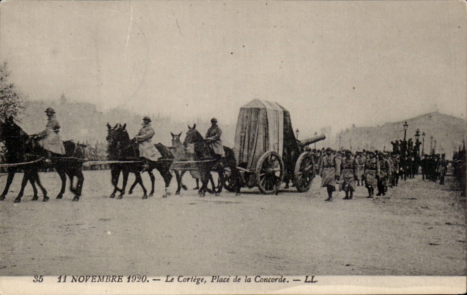 CPA Paris November 11th 1920 the procession places Militaria Harmony