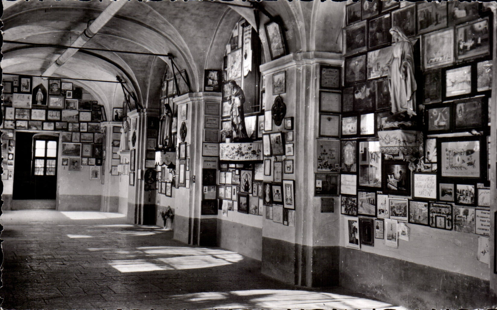 CPSM Laghet Sanctuaire de ND de Laghet Ex voto dans le cloitre 